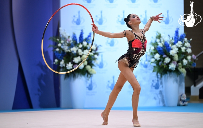 Гимнастка во время выполнения упражнения с обручем на всероссийском турнире «Кубок "Небесная грация"»