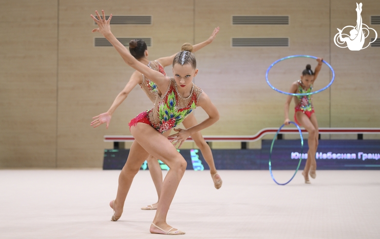 Групповички Нижегородской области во время упражнения с обручами