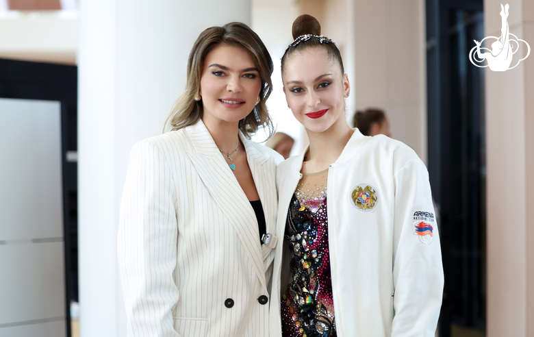 Олимпийская чемпионка Алина Кабаева и гимнастка Сильва Саргсян на этапе «Кубка сильнейших» в Академии