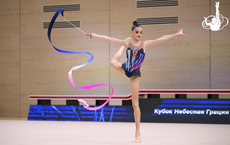 Анна Вакуленко во время упражнения с лентой