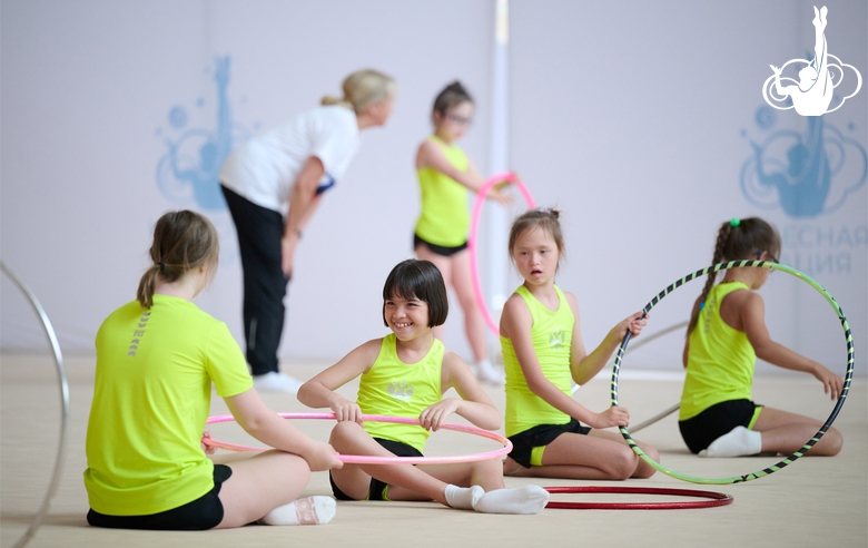 Участницы сборов во время тренировки