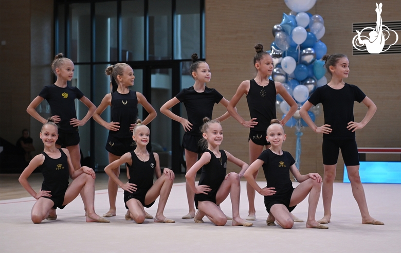 Участницы сборов во время выступления на отчетном концерте