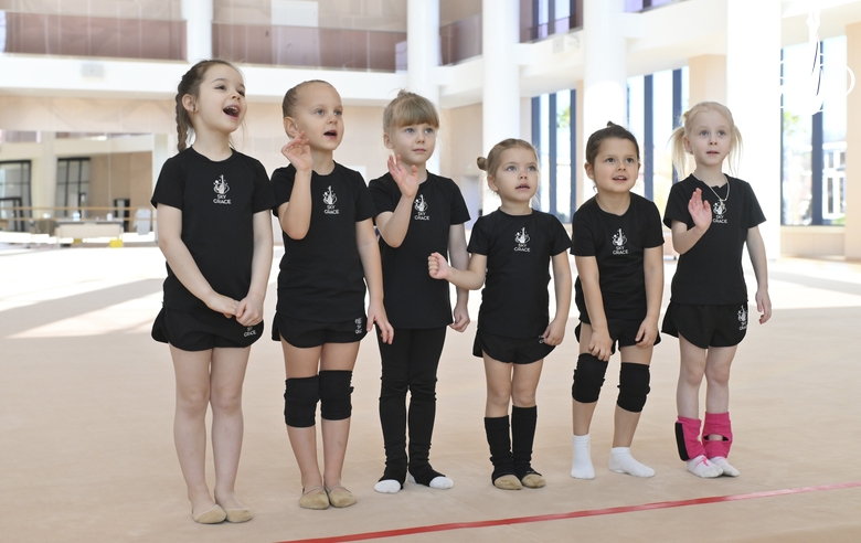 Юные гимнастки во время тренировки