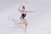 Каролина Пахтусова во время упражнения с булавами