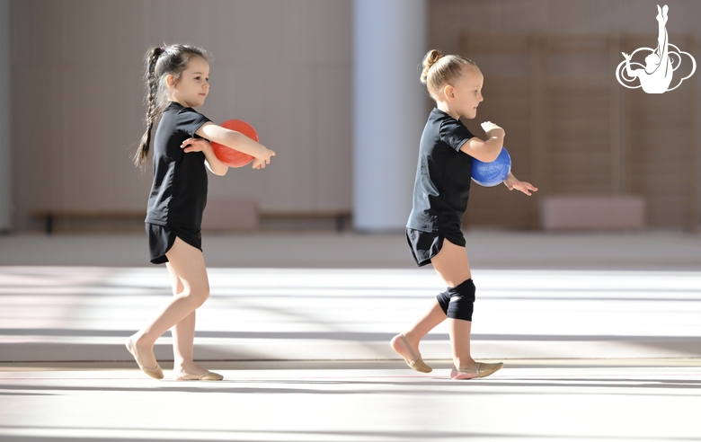Юные гимнастки во время тренировки