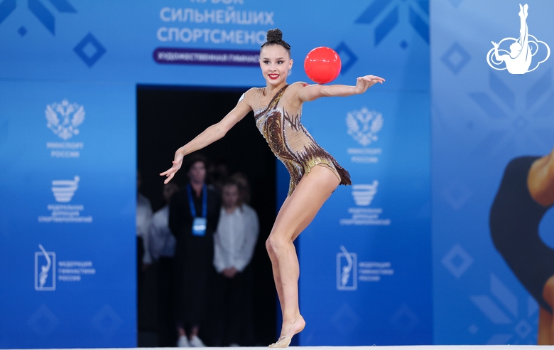 Мария Борисова во время упражнения с мячом