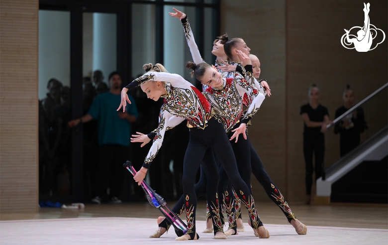 Групповички Академии во время выступления на отчетном концерте