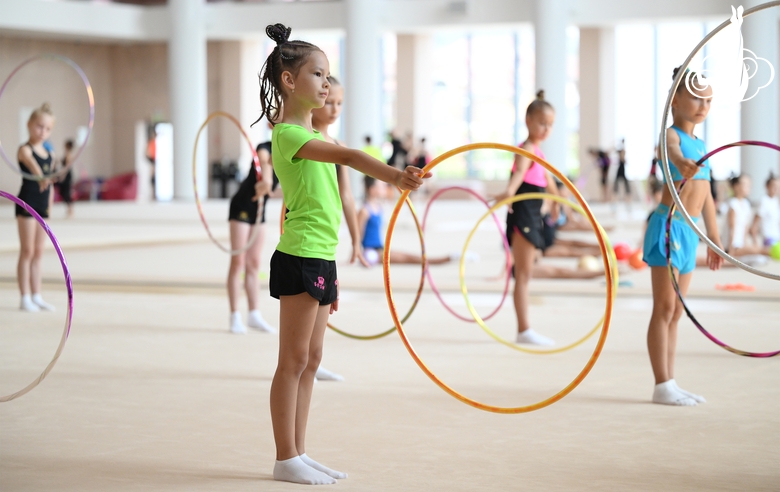 Гимнастки во время занятия на учебно-тренировочных сборах в Академии