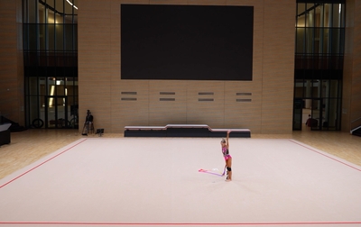 Алина Кабаева работает с Евой Кононовой после завершения контрольной тренировки