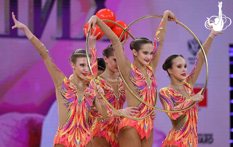 Групповички из Санкт-Петербурга во время упражнения с мячами и обручами