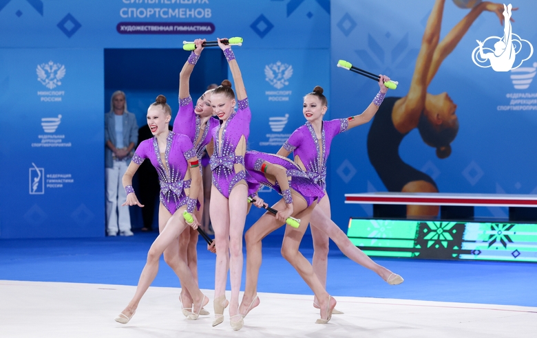 Юниорская сборная Республики Беларусь во время упражнения с булавами