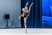 Гимнастка во время упражнения с мячом на турнире в Одинцове