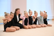 Преподаватель Анна Пухова с юными гимнастками во время занятия ритмикой
