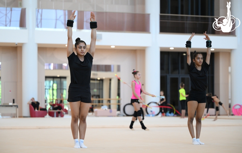 Гимнастки Кимая Карле и Арья Нитеш Кадам во время тренировки в Академии