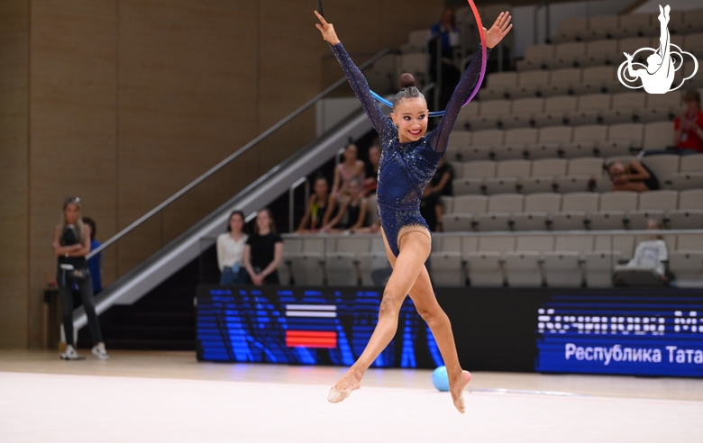 Мария Кочинова во время упражнения с обручем