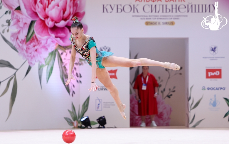 Сильва Саргсян во время упражнения с мячом