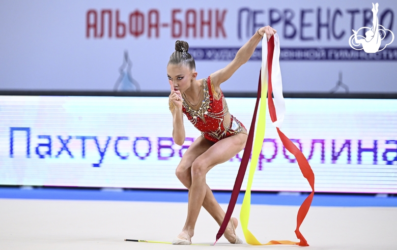 Каролина Пахтусова во время упражнения с лентой