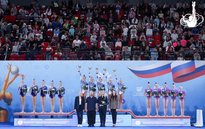 Команды-призеры финала с обручами среди юниорок