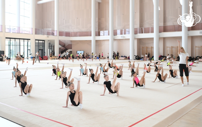 Гимнастки и тренер Алина Протасова во время занятия на учебно-тренировочных сборах в Академии