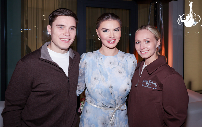 Олимпийская чемпионка Алина Кабаева с Никитой и Дарьей Нагорными