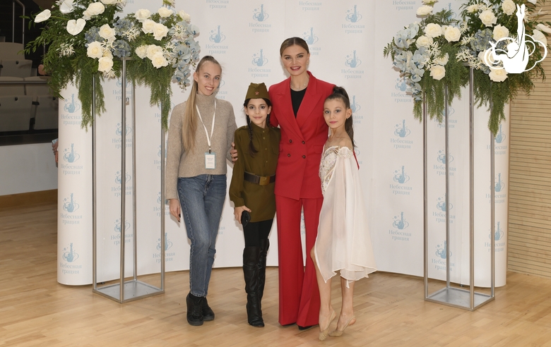 Олимпийская чемпионка Алина Кабаева c участницами фестиваля, посвященного 80-летию Победы в Великой Отечественной войне