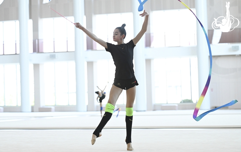 Анна Вакуленко во время упражнения с лентой