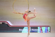 Полина Васильева во время упражнения с обручем