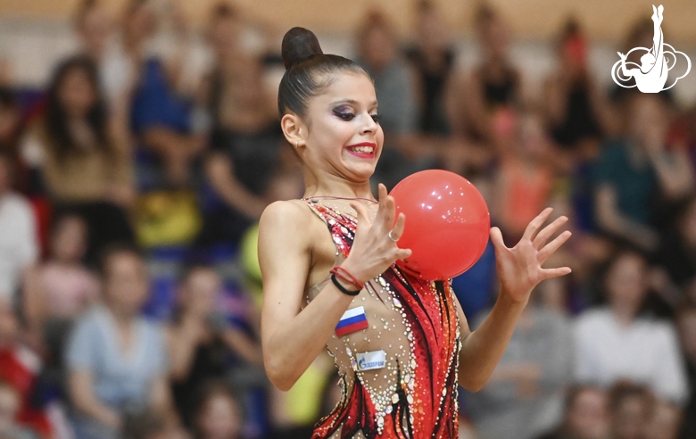 Каролина Тарасова во время упражнения с мячом