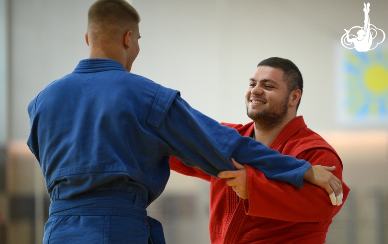 Участники сборов во время тренировки в Академии единоборств