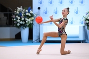 Елена Стюшина во время выполнения упражнения с мячом на всероссийском турнире «Кубок "Небесная грация"»