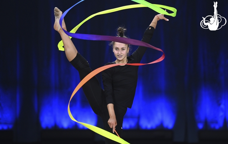 Сильва Саргсян во время упражнения с лентой на опробовании ковра