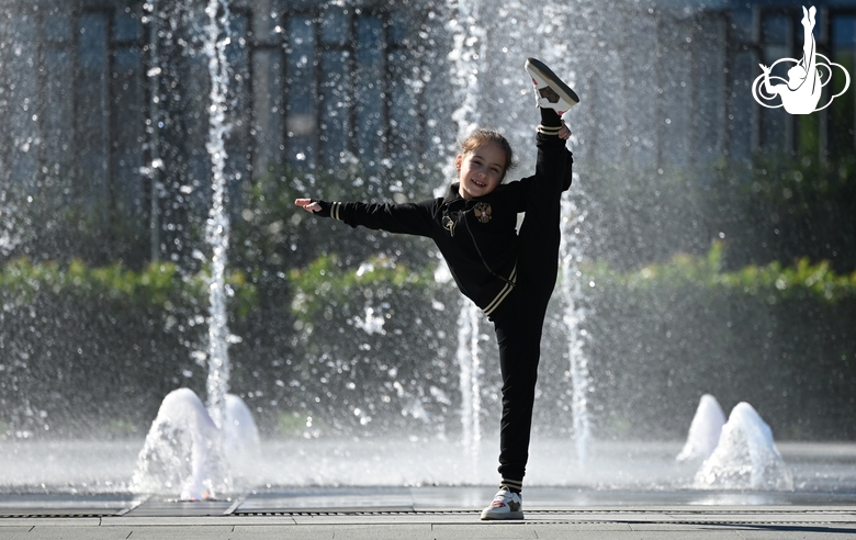 Юная гимнастка во время праздника в Академии