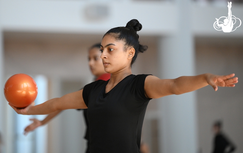 Гимнастка Кимая Карле во время тренировки в Академии