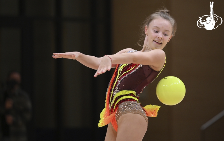 Алиса Медведева во время упражнения с мячом