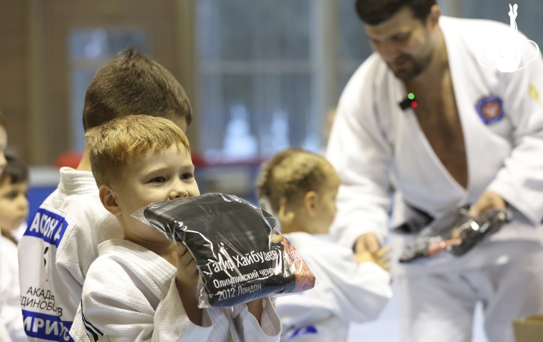 Олимпийский чемпион Тагир Хайбулаев провел мастер-класс для юных дзюдоистов