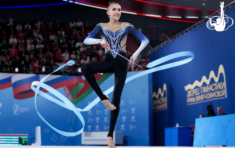 Ника Костина во время упражнения с лентой