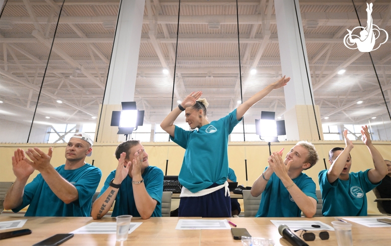 Преподаватели интенсива студии танца Аллы Духовой TODES во время флешмоба