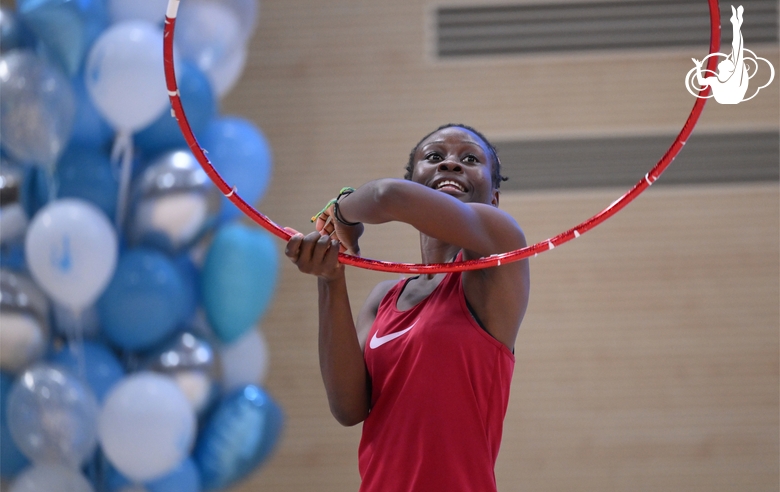 Маланда Майнга Месси Селест во время выступления на отчетном концерте