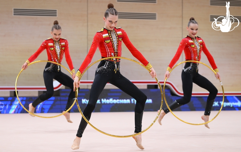 Групповички во время упражнения с обручами