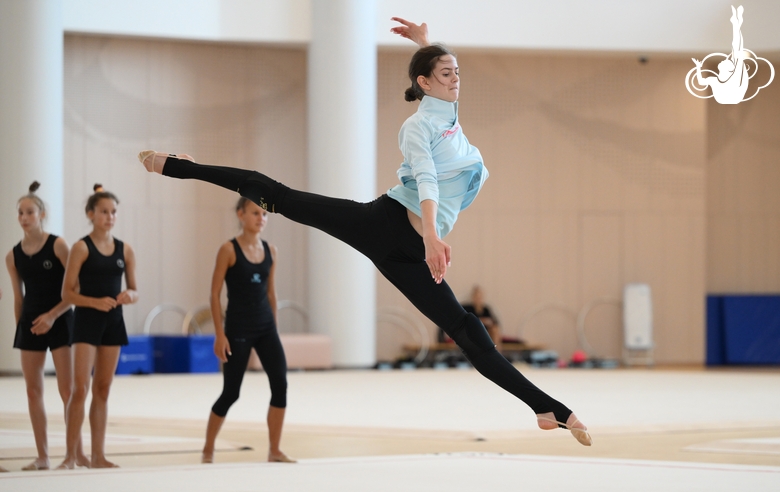 Гимнастка во время занятия на учебно-тренировочных сборах в Академии