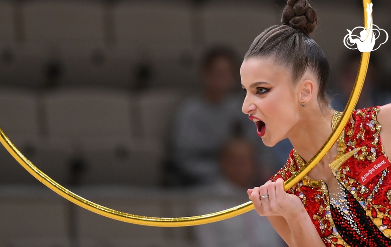 Милена Щенятская во время упражнения с обручем