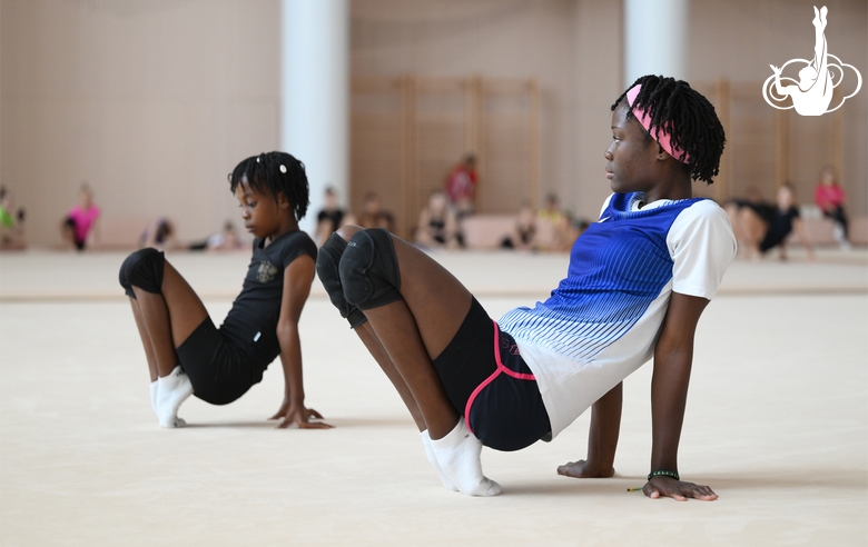 Гимнастки Нкенко-Сита Давина Шансельви и Маланда Майнга Месси Селест во время занятия на сборах в Академии