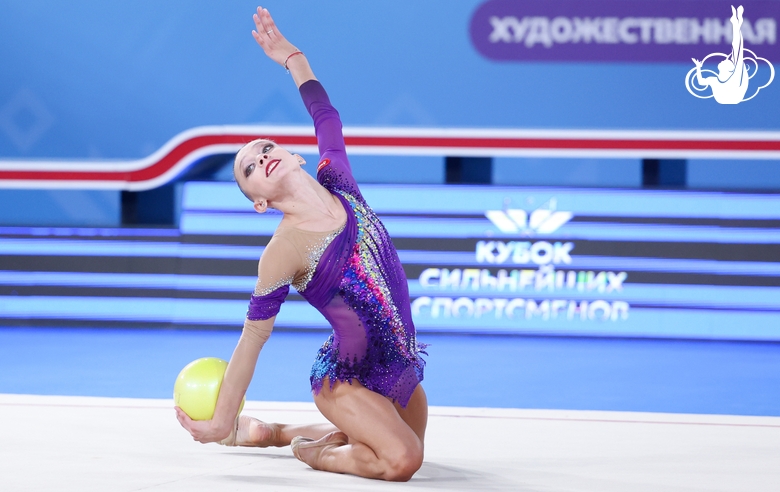 Арина Ковшова во время упражнения с мячом