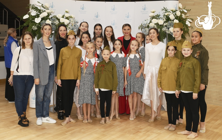 Олимпийская чемпионка Алина Кабаева c участницами фестиваля, посвященного 80-летию Победы в Великой Отечественной войне