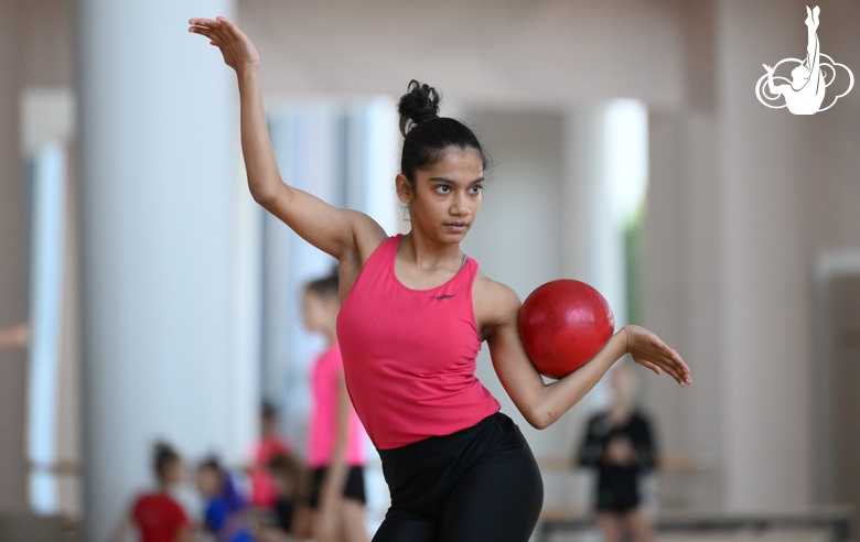 Гимнастка Арья Нитеш Кадам во время тренировки