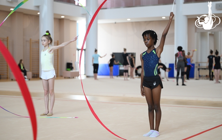 Гимнастка Нкенко-Сита Давина Шансельви во время занятия на сборах в Академии