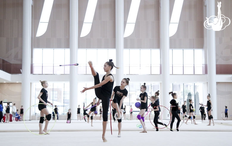 Молодая «художница» на тренировке упражнения с булавами