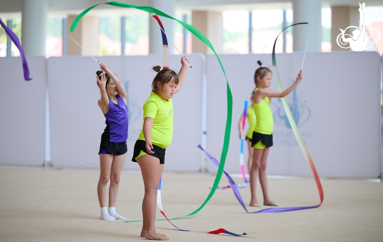 Участницы сборов во время тренировки