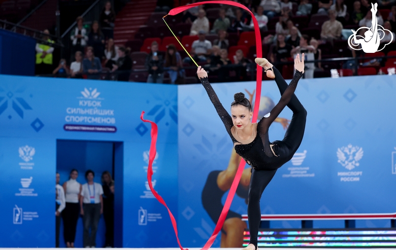 Мария Борисова во время упражнения с лентой