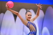 Гимнастка во время упражнения с мячом на всероссийском турнире «Кубок "Небесная грация"»